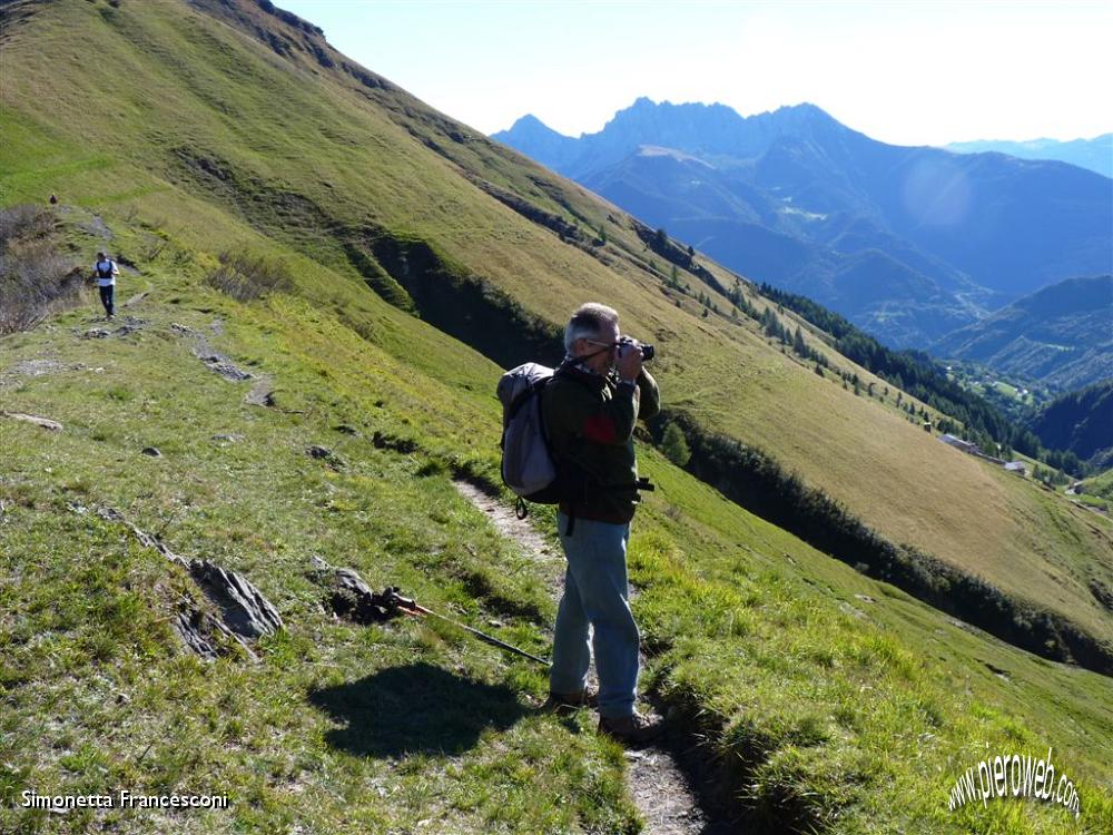 15 Piero fotografa la Valle Manina sottostante il passo.JPG